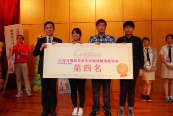 龍華科大陽其曼(左二)、黃洪福(右一)、陳衍安(右二)同學賽後於台科大會場與評審老師(左一)合影