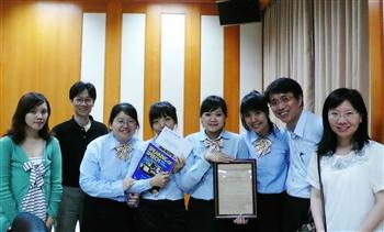 龍華科大國企系學生參與全國大學管理學院商用英語簡報獲「亞軍」，參賽師生合影