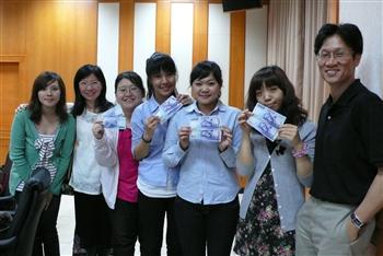 龍華科大參賽學生獲得8000元獎金並與指導老師合影