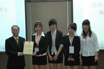 龍華科大企管系學生以「C&T公司」參賽獲亞軍，與中華創新價值協會羅理事長（左一）合影 