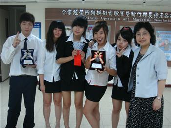 龍華科大指導老師周鳳瑛（右一）與獲獎學生合影