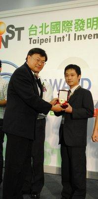 龍華科大資管所陳俊成研究生參加「INST台北國際發明暨技術交易展2010」，以「語音衣架」參展獲得金牌