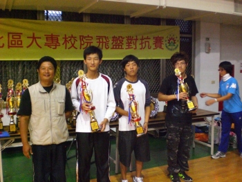 龍華科技大學化材系何慕槐同學(右一)獲第三名頒獎情形(左一為吳峰銘裁判)。