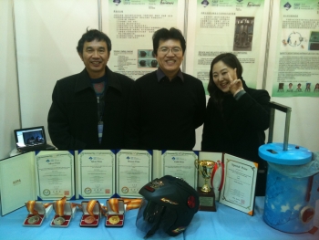 龍華科大鄭偉盛老師(左) 、陳志文老師(中)與獎盃獎牌合照