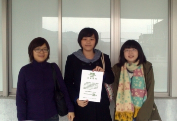 龍華科技大學遊戲系羅珮嘉(左)、郭庭貽(中)及陳佩怡(右)同學參賽合影
