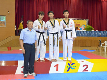 蔡仲倫同學(左二)獲得第三量級(63公斤)第三名成績