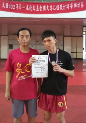 陳麒智同學(右)與指導教練陳國肇老師合影