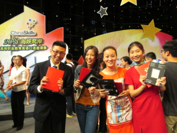 龍華科大應外系劉政偉同學(左一)與該組成員榮獲第三名