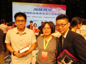 龍華科大徐小惠老師與兩位獲獎同學(左：電機系李宗剛、右：應外系劉政偉)合影