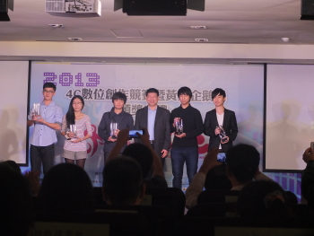 龍華科大遊戲系陳達億同學(右一)代表領獎