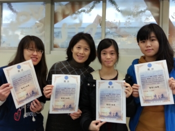 龍華科大觀光系同學獲優選行程獎(左起：林雅茹、謝美婷老師、徐曼婷、鄭穎)
