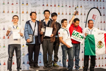龍華科大黃信雄老師(左二起)、符信茂以及林軒聖同學接受RobotChallenge 2014競速自走車障礙國際賽第一名頒獎