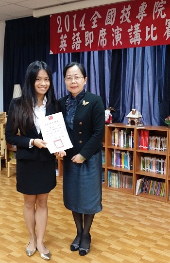 龍華科大陳婷同學(左)榮獲第一名佳績