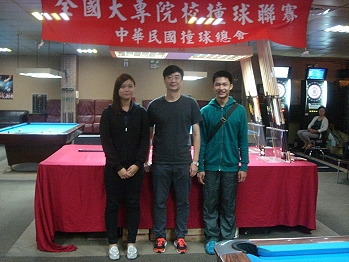 指導教練洪升呈(中)與許睿安同學(右一)、林昱均同學(左一)合影