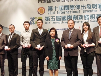 龍華科大金牌受獎者(左三)與香港發明展大會委員及其他獲獎人員合照