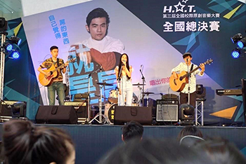 葉宥彤、林俊安與徐子霖三位同學在台上表演的英姿。
