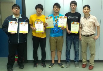 李聯旺老師(右一)與得獎同學的合照。