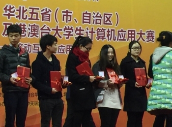 頒獎典禮由遊戲系楊雅涵同學(左四)代表領獎