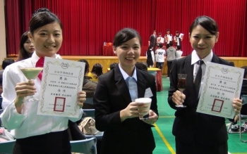 得獎同學許智婷(左)、楊于萱(右)