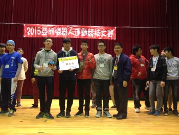 圖為龍華科大學生參加「2015亞洲機器人運動競技大賽」，榮獲『mot循跡避障競賽』第二名。