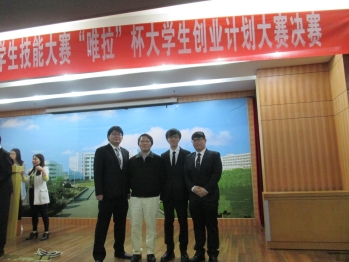 圖為參與此次競賽之龍華科大資網系學生及資網系曹瑞和老師(左二)。