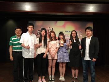 圖為龍華科大文創系學生陳林琪、林敏、黃倩、黃廷毅、蕭溢偉、呂姝婷以作品〈暖心〉榮獲佳作。