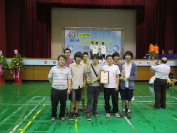 圖為龍華科大資網系同學於高雄正修科技大學榮獲自走車摸黑C組第三名。