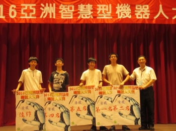 圖為資網系同學於台北海洋科技大學榮獲自走車競速A組、mBot 競走、mBot 愚公移山第一名與第二名。