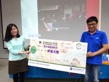 圖為教育部國際及兩岸教育司郭玲如科長(左)頒發龍華科大第一名獎項。