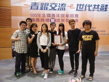 圖為龍華科大陳佳莉老師(左3)與學生獲獎團隊合影。