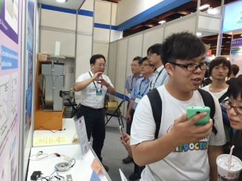 圖為龍華科大化材系劉沖明教授進行「高電場電漿產生器及冷藏裝置」現場說明。