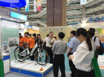 圖為龍華科大企管系阮耀弘老師進行「自行車保暖裝置」現場說明。