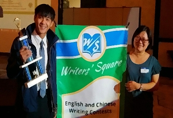 圖為「2016年中英文寫作比賽」成績揭曉，龍華科大應外系李博玄(左)，從全球共計1,519篇的英文作品中脫穎而出，榮獲第三名的佳績，與指導老師趙娟黛合影。