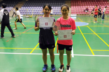 圖為龍華科大學生陳品頻(左一)、許慈玲，榮獲李寧盃全國羽球賽女子組2.0級雙打冠軍後開心合影。