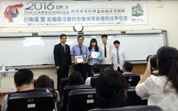 圖為龍華科大王宗誠老師(左二)指導周靜汝、江慶崇及唐弘廣(左起三至五)，以「iHU軟體開發專案」乙案，獲得2016 PMI台灣專案管理校園實務競賽佳作。