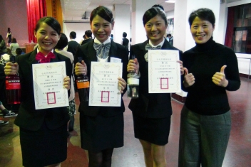 圖為龍華科大觀光系參加「2016金樽盃國際創意調酒大賽」獲獎學生蕭韻純(左一)、楊于萱(左二)、許智婷(右二)，與指導老師謝美婷合影。