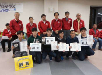 圖為龍華科大電子系陳兆惟(前排左二)與林伯鑫(前排左三)，奪下競速自走車競賽第二名及第三名佳績。