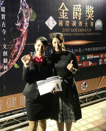 圖為龍華科大觀光系參加「第21屆金爵獎國際調酒大賽」獲獎學生蕭韻純(左一)與指導老師謝美婷合影。