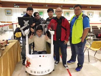 圖為龍華科大機工系學生團隊與作品-「兼具行動輔助與步態訓練功能之可自主移動式機器人」合影。