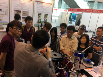 圖為龍華科大機械系陳志文老師，向參觀民眾介紹多功能3D列印機的功能與表現。
