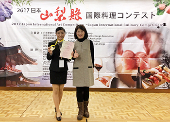 圖為龍華科大觀光系學生許智婷(左)，參加2017「日本國際藝術大賽-日本國際料理飲調大賽」，勇奪創作雞尾酒組金牌獎後與指導老師謝美婷合影。
