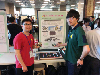 圖為龍華科大學生蔡欣翰(左)及陳兆惟，在比賽現場展示「迷宮機器人、運動控制與路徑規劃之設計與實作」作品。