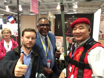 龍華科大王永銘教授(右一)的「具防摔機制的手持搖臂」，參訪來賓對產品說讚。