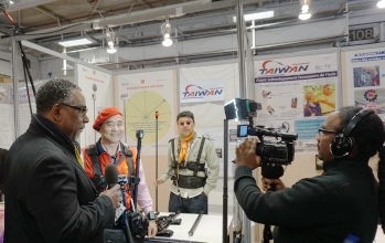 龍華科大王永銘教授(左二)，接受法語海外數位電視台專訪，詳述其發明歷程。