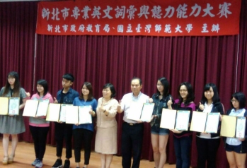 圖為龍華科大國企系林玟翔(左三)及黃宇薇(左四)同學，於領獎時與其他受獎者合影。