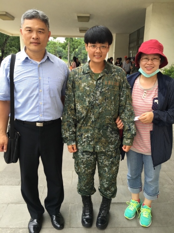 圖為龍華科大軍訓室主任陳文正 (左)，代表學校探視段玟瑄同學，關心其入伍適應情形。