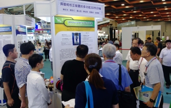 圖為2017台北國際發明暨技術交易展，許多民眾參觀龍華科大陳展的創新研發成果。