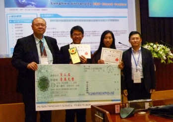 圖為鼎新電腦王敬毅總經理(左)，頒發團體組第二名獎金與獎牌。