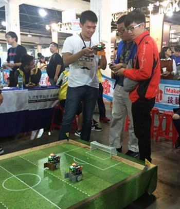 圖為龍華科大電機系蕭志龍主任指導2隊同學參加3對3機器人足球賽，共獲得3個獎項。