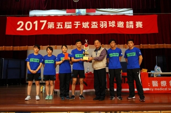 圖為2017龍華盃全國技圖為龍華科大學生羽球隊，榮獲2017于斌盃大專院校羽球邀請賽冠軍。